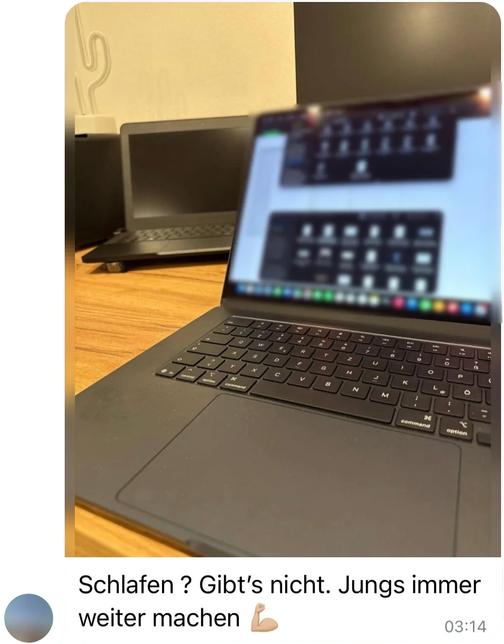 Telegram-Nachricht aus der Community mit Foto eines Laptops: „Schlafen ? Gibt’s nicht. Jungs immer weiter machen“