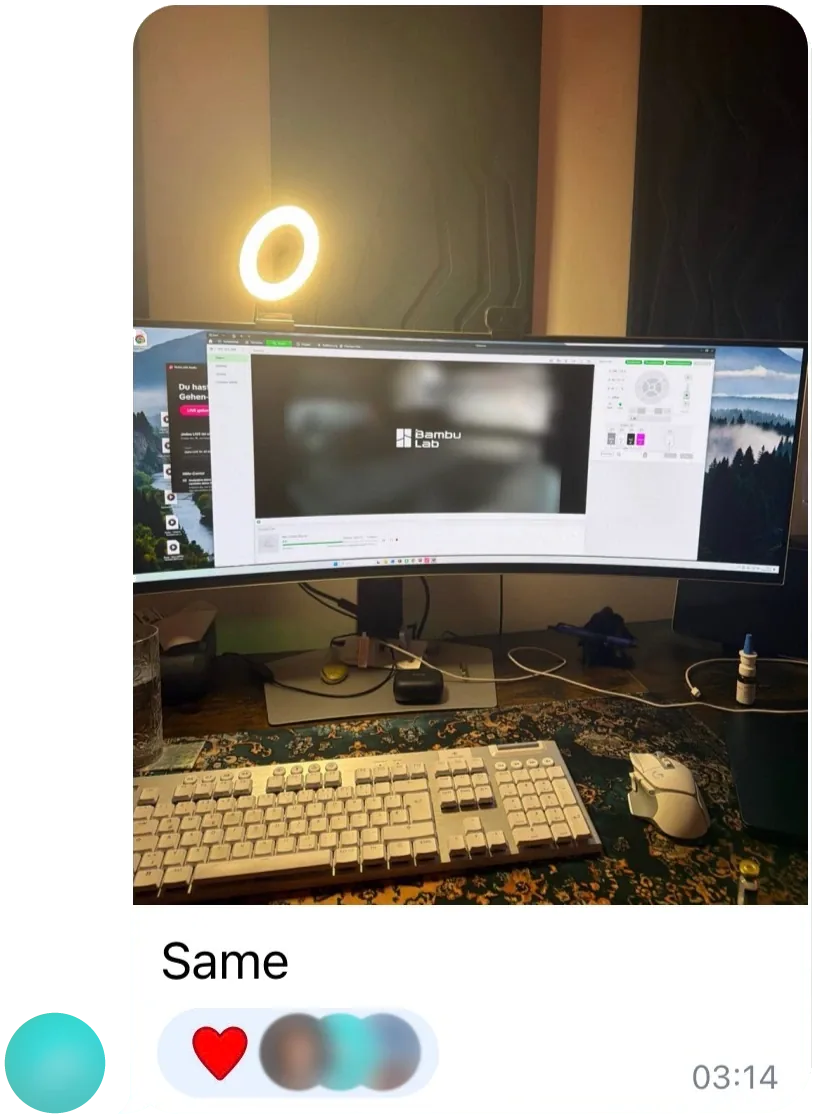 Telegram-Nachricht aus der Community mit Foto eines Arbeitsplatzes mit Monitor und Ringlicht: „Same“